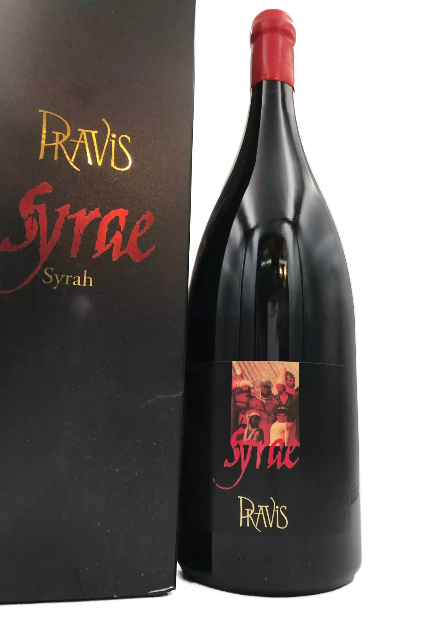 A dark bottle of wine with a red cap, labeled "Pravis Syrah" and "Syrah", standing next to a black box with the same label.